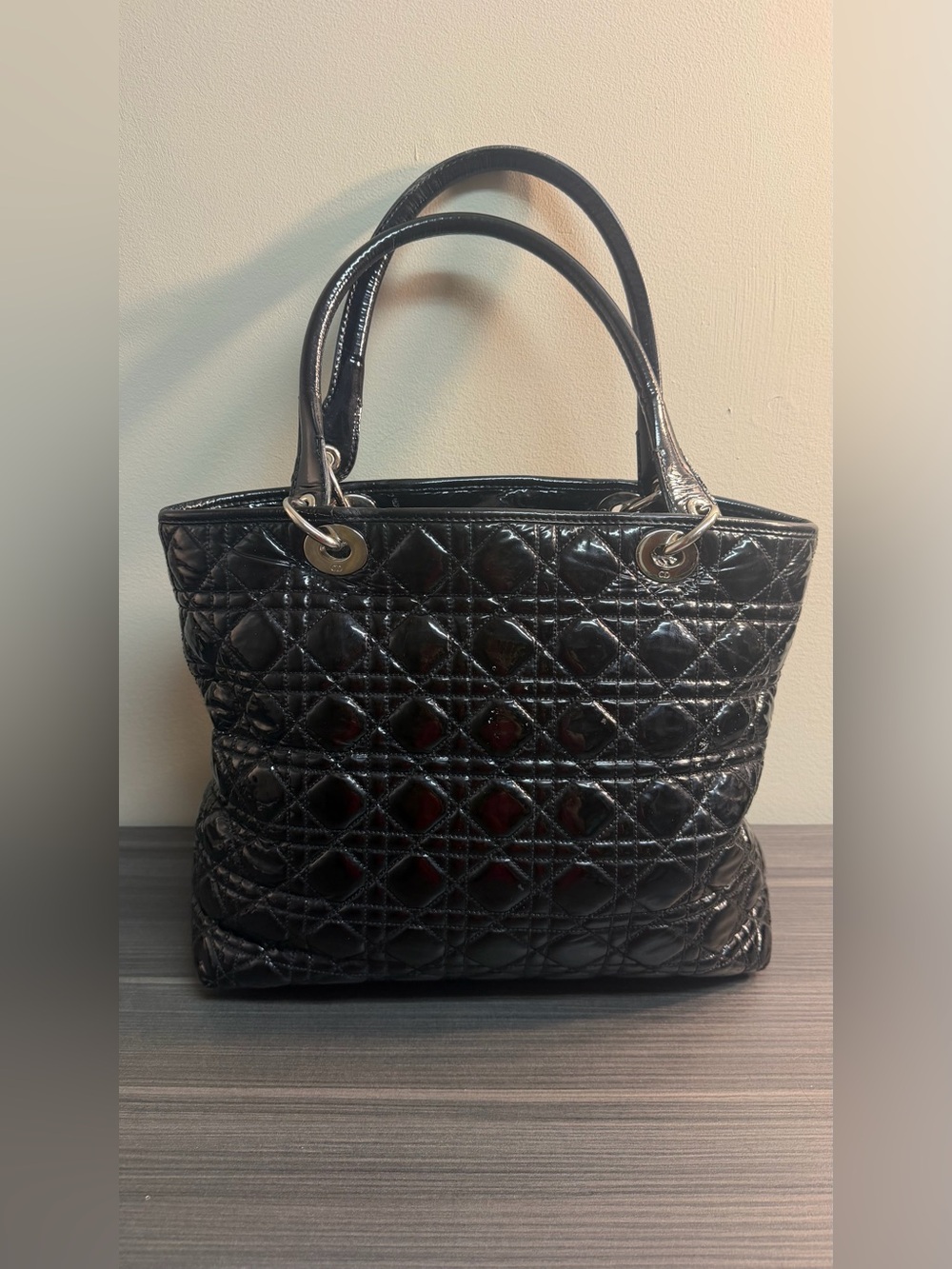 CHRISTIAN DIOR
Black Cannage Quilted Patent Leather Small Dior Soft Tote Bag
Ove